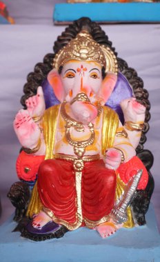 Hint Hindu tanrısı Ganesha heykeli, renklerle kaplandı ve Ganesh Chathurthi 'ye satıldı..