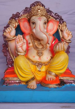 Hint Hindu tanrısı Ganesha heykeli, renklerle kaplandı ve Ganesh Chathurthi 'ye satıldı..
