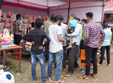 PUNE, Hindistan - 5 Mayıs 2020: CORONA VIRUS MEDICAL MASK giyen bir Hintli Hindistan 'daki tecrit sırasında temel ihtiyaç maddelerini alırken COVID-19 CORONAVIRUS' u önlemek için.