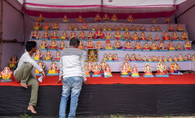 PUNE, Hindistan - 5 Mayıs 2020: CORONA VIRUS MEDICAL MASK giyen bir Hintli Hindistan 'daki tecrit sırasında temel ihtiyaç maddelerini alırken COVID-19 CORONAVIRUS' u önlemek için.