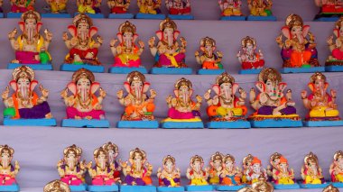 Hint tanrısı Ganesha heykelleri, renklerle kaplandı ve Ganesh Chathurthi 'ye satıldı..