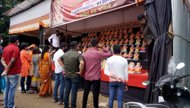 PUNE, Hindistan - 5 Mayıs 2020: CORONA VIRUS MEDICAL MASK giyen bir Hintli Hindistan 'daki tecrit sırasında temel ihtiyaç maddelerini alırken COVID-19 CORONAVIRUS' u önlemek için.