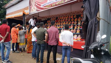 PUNE, Hindistan - 5 Mayıs 2020: CORONA VIRUS MEDICAL MASK giyen bir Hintli Hindistan 'daki tecrit sırasında temel ihtiyaç maddelerini alırken COVID-19 CORONAVIRUS' u önlemek için.