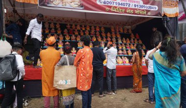 PUNE, Hindistan - 5 Mayıs 2020: CORONA VIRUS MEDICAL MASK giyen bir Hintli Hindistan 'daki tecrit sırasında temel ihtiyaç maddelerini alırken COVID-19 CORONAVIRUS' u önlemek için.