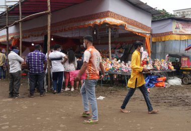 PUNE, Hindistan - 5 Mayıs 2020: CORONA VIRUS MEDICAL MASK giyen bir Hintli Hindistan 'daki tecrit sırasında temel ihtiyaç maddelerini alırken COVID-19 CORONAVIRUS' u önlemek için.