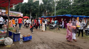 PUNE, Hindistan - 5 Mayıs 2020: CORONA VIRUS MEDICAL MASK giyen bir Hintli Hindistan 'daki tecrit sırasında temel ihtiyaç maddelerini alırken COVID-19 CORONAVIRUS' u önlemek için.