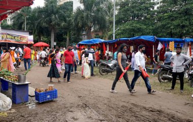 PUNE, Hindistan - 5 Mayıs 2020: CORONA VIRUS MEDICAL MASK giyen bir Hintli Hindistan 'daki tecrit sırasında temel ihtiyaç maddelerini alırken COVID-19 CORONAVIRUS' u önlemek için.