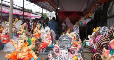 PUNE, Hindistan - 5 Mayıs 2020: Hintliler Pune, Hindistan 'da market içi alışveriş yapıyorlar.