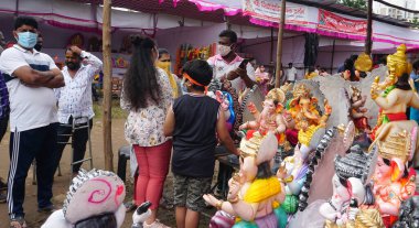 PUNE, Hindistan - 5 Mayıs 2020: CORONA VIRUS MEDICAL MASK giyen bir Hintli Hindistan 'daki tecrit sırasında temel ihtiyaç maddelerini alırken COVID-19 CORONAVIRUS' u önlemek için.