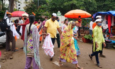 PUNE, Hindistan - 5 Mayıs 2020: CORONA VIRUS MEDICAL MASK giyen bir Hintli Hindistan 'daki tecrit sırasında temel ihtiyaç maddelerini alırken COVID-19 CORONAVIRUS' u önlemek için.