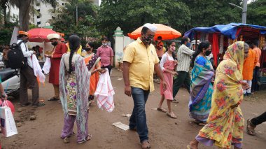 PUNE, Hindistan - 5 Mayıs 2020: CORONA VIRUS MEDICAL MASK giyen bir Hintli Hindistan 'daki tecrit sırasında temel ihtiyaç maddelerini alırken COVID-19 CORONAVIRUS' u önlemek için.