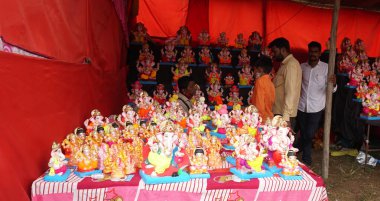 PUNE, Hindistan - 5 Mayıs 2020: Hintliler Pune, Hindistan 'da market içi alışveriş yapıyorlar.