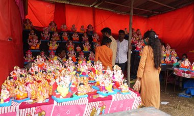 PUNE, Hindistan - 5 Mayıs 2020: Hintliler Pune, Hindistan 'da market içi alışveriş yapıyorlar.