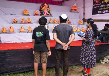 PUNE, Hindistan - 5 Mayıs 2020: Hintliler Pune, Hindistan 'da market içi alışveriş yapıyorlar.