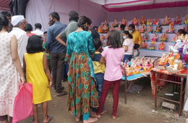 PUNE, Hindistan - 5 Mayıs 2020: CORONA VIRUS MEDICAL MASK giyen bir Hintli Hindistan 'daki tecrit sırasında temel ihtiyaç maddelerini alırken COVID-19 CORONAVIRUS' u önlemek için.