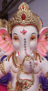 Hint Hindu tanrısı Ganesha heykeli, renklerle kaplandı ve Ganesh Chathurthi 'ye satıldı..