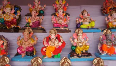 Hint tanrısı Ganesha heykelleri, renklerle kaplandı ve Ganesh Chathurthi 'ye satıldı..
