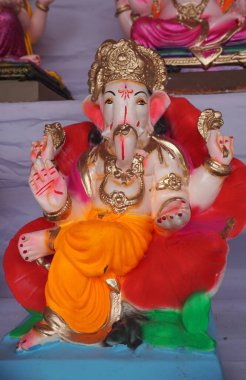 Hint Hindu tanrısı Ganesha heykeli, renklerle kaplandı ve Ganesh Chathurthi 'ye satıldı..