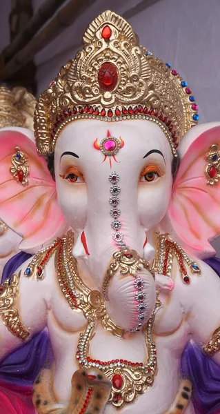 Hinduski Bóg Ganesha Posąg Pokryte Kolorem Sprzedawane Dla Ganesh Chathurthi — Zdjęcie stockowe