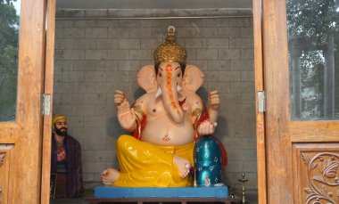 Uzun taze Hint yeşili ve kırmızı biberleri. Sıcak ve baharatlı yemekler için organik Hint baharatları..