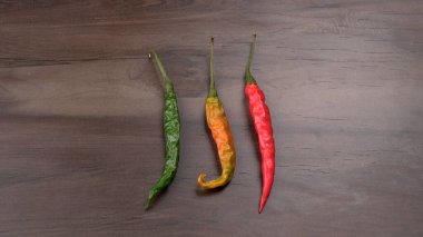 Uzun taze Hint yeşili ve kırmızı biberleri. Sıcak ve baharatlı yemekler için organik Hint baharatları..