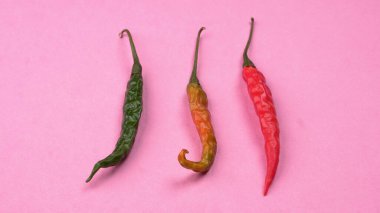 Uzun taze Hint yeşili ve kırmızı biberleri. Sıcak ve baharatlı yemekler için organik Hint baharatları..