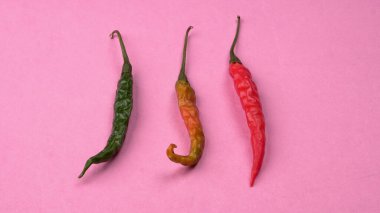 Uzun taze Hint yeşili ve kırmızı biberleri. Sıcak ve baharatlı yemekler için organik Hint baharatları..