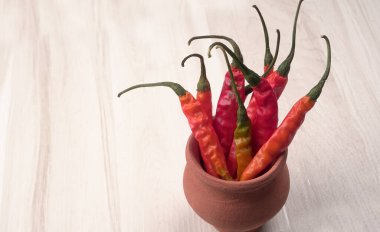 Uzun taze Hint yeşili ve kırmızı biberleri. Sıcak ve baharatlı yemekler için organik Hint baharatları..