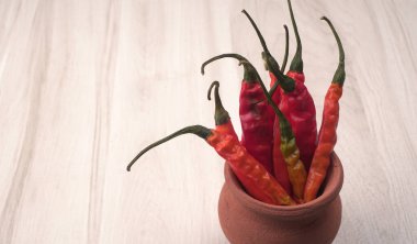 Uzun taze Hint yeşili ve kırmızı biberleri. Sıcak ve baharatlı yemekler için organik Hint baharatları..