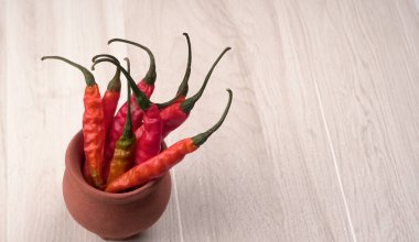 Uzun taze Hint yeşili ve kırmızı biberleri. Sıcak ve baharatlı yemekler için organik Hint baharatları..