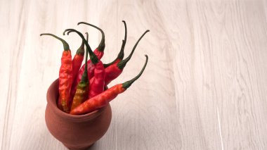 Uzun taze Hint yeşili ve kırmızı biberleri. Sıcak ve baharatlı yemekler için organik Hint baharatları..