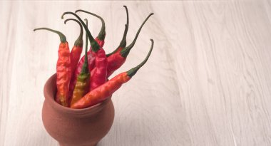 Uzun taze Hint yeşili ve kırmızı biberleri. Sıcak ve baharatlı yemekler için organik Hint baharatları..