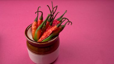 Uzun taze Hint yeşili ve kırmızı biberleri. Sıcak ve baharatlı yemekler için organik Hint baharatları..