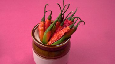 Uzun taze Hint yeşili ve kırmızı biberleri. Sıcak ve baharatlı yemekler için organik Hint baharatları..