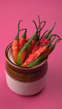 Uzun taze Hint yeşili ve kırmızı biberleri. Sıcak ve baharatlı yemekler için organik Hint baharatları..