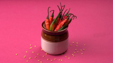 Uzun taze Hint yeşili ve kırmızı biberleri. Sıcak ve baharatlı yemekler için organik Hint baharatları..