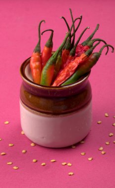 Uzun taze Hint yeşili ve kırmızı biberleri. Sıcak ve baharatlı yemekler için organik Hint baharatları..