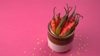 Uzun taze Hint yeşili ve kırmızı biberleri. Sıcak ve baharatlı yemekler için organik Hint baharatları..