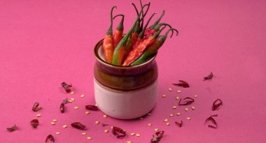 Uzun taze Hint yeşili ve kırmızı biberleri. Sıcak ve baharatlı yemekler için organik Hint baharatları..