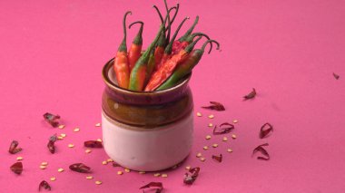 Uzun taze Hint yeşili ve kırmızı biberleri. Sıcak ve baharatlı yemekler için organik Hint baharatları..