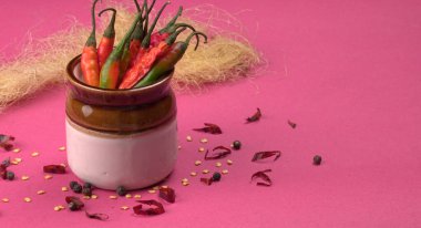 Uzun taze Hint yeşili ve kırmızı biberleri. Sıcak ve baharatlı yemekler için organik Hint baharatları..