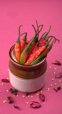 Uzun taze Hint yeşili ve kırmızı biberleri. Sıcak ve baharatlı yemekler için organik Hint baharatları..