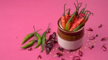 Uzun taze Hint yeşili ve kırmızı biberleri. Sıcak ve baharatlı yemekler için organik Hint baharatları..