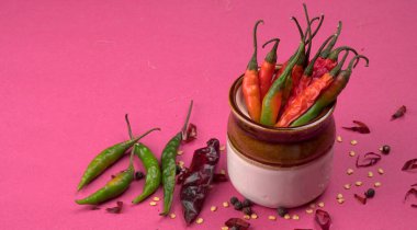 Uzun taze Hint yeşili ve kırmızı biberleri. Sıcak ve baharatlı yemekler için organik Hint baharatları..