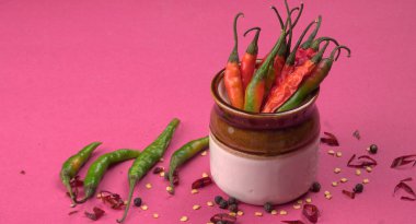 Uzun taze Hint yeşili ve kırmızı biberleri. Sıcak ve baharatlı yemekler için organik Hint baharatları..