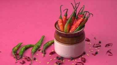 Uzun taze Hint yeşili ve kırmızı biberleri. Sıcak ve baharatlı yemekler için organik Hint baharatları..