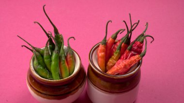 Uzun taze Hint yeşili ve kırmızı biberleri. Sıcak ve baharatlı yemekler için organik Hint baharatları..