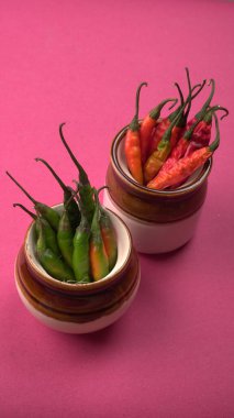 Uzun taze Hint yeşili ve kırmızı biberleri. Sıcak ve baharatlı yemekler için organik Hint baharatları..