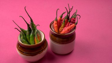 Uzun taze Hint yeşili ve kırmızı biberleri. Sıcak ve baharatlı yemekler için organik Hint baharatları..