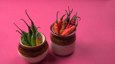 Uzun taze Hint yeşili ve kırmızı biberleri. Sıcak ve baharatlı yemekler için organik Hint baharatları..